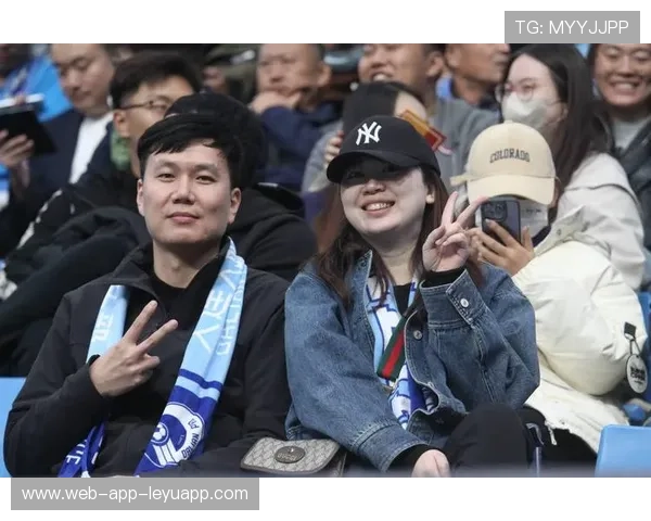 大连球迷组织发动应援，主场氛围被称为“第十二人”