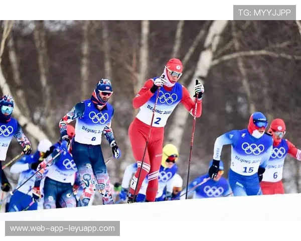 滑雪越野选手在暴雪中跪地喝水，图像感炸裂